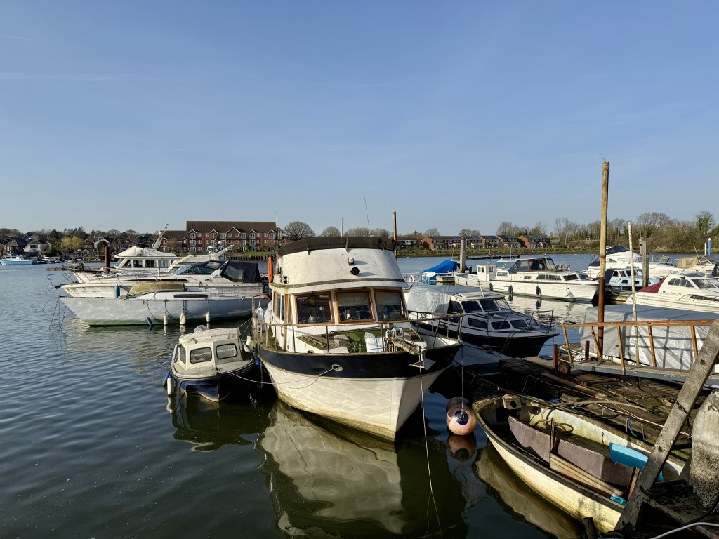 Lot: 99 - BOAT YARD WITH CONSENT FOR RESIDENTIAL DEVELOPMENT - Pontoon with river Itchen in the background